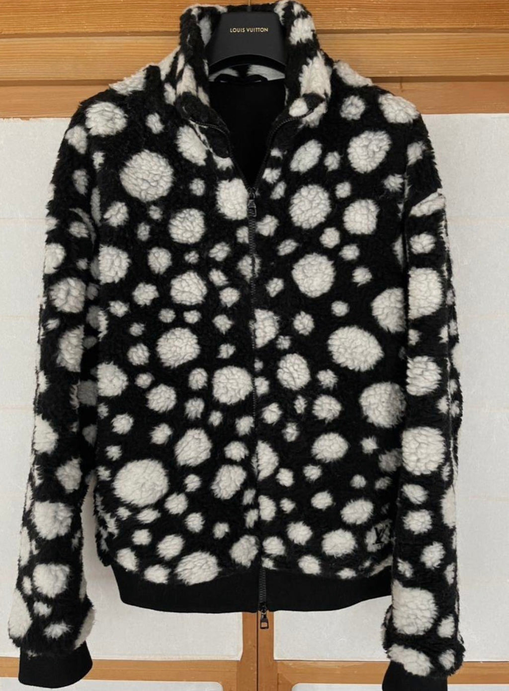 L.V fleece 2023ss model limited size M Good condition