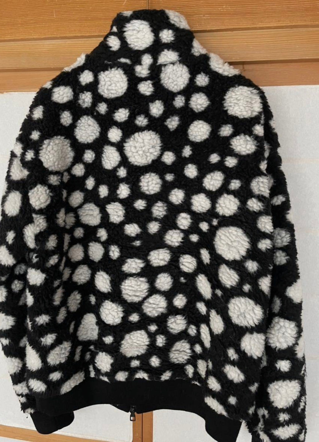 L.V fleece 2023ss model limited size M Good condition